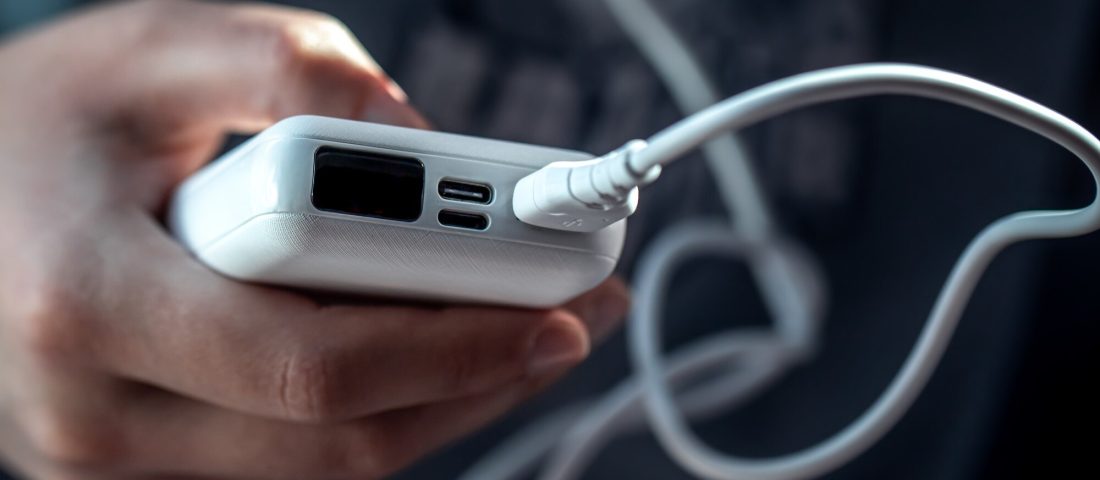 Új szabályok a powerbankok használatára a repülőkön