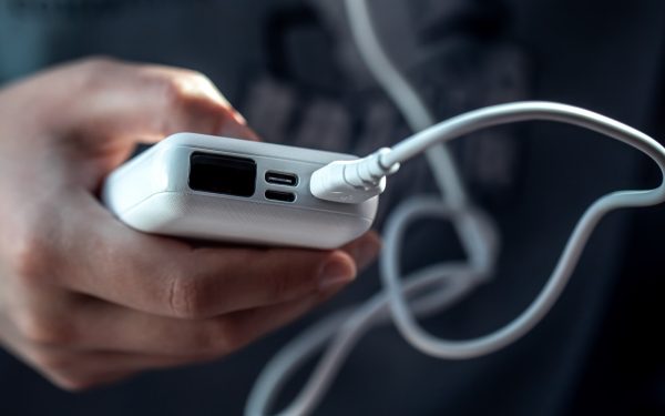 Új szabályok a powerbankok használatára a repülőkön