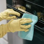 Mindannyian utáljuk, amikor neki kell állni a sütő tisztításának