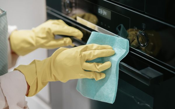 Mindannyian utáljuk, amikor neki kell állni a sütő tisztításának